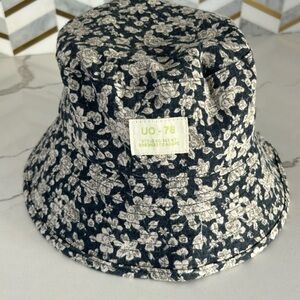 Urban outfitters floral bucket hat Navy and white unisex